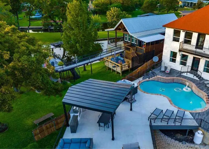 Lakefront Home Insane Views - Pool Spa Gameroom