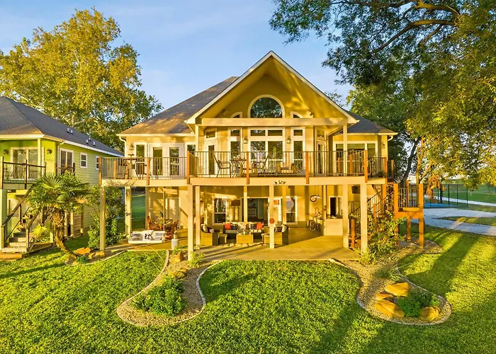 New Listing - Promo Price Waterfront Huge Yard