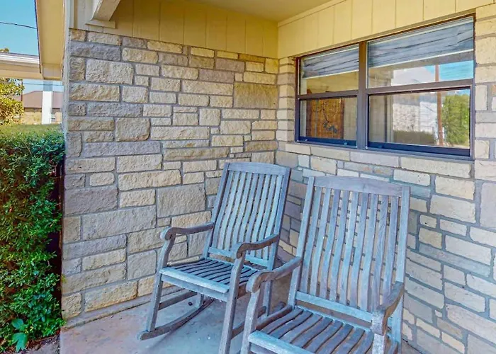 Spacious Lakefront Home With Water Views, Wifi & Private Washer/Dryer