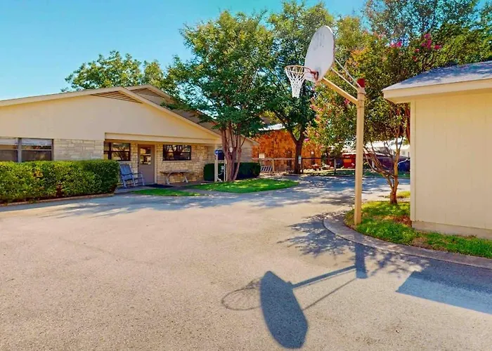Spacious Lakefront Home With Water Views, Wifi & Private Washer/Dryer
