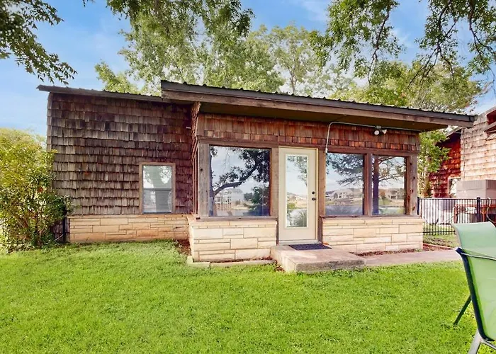 Classic Lakefront Cottage With Private Dock, Lovely Lake View, Backyard & Wifi