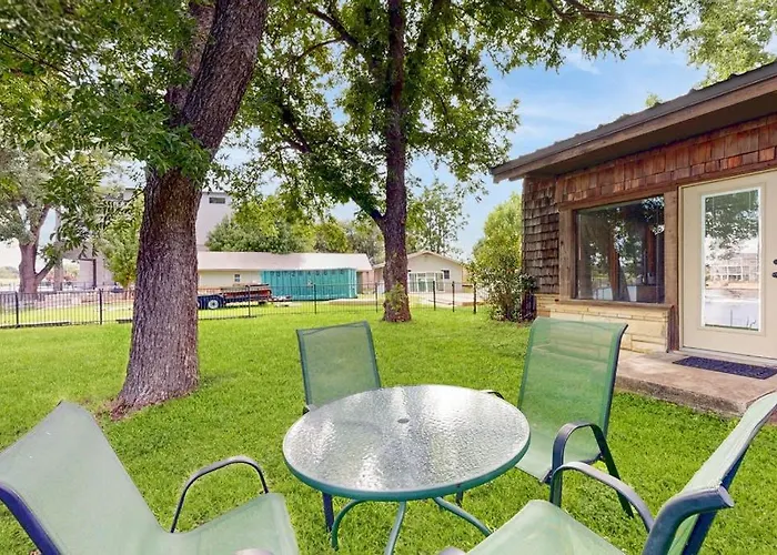 Classic Lakefront Cottage With Private Dock, Lovely Lake View, Backyard & Wifi
