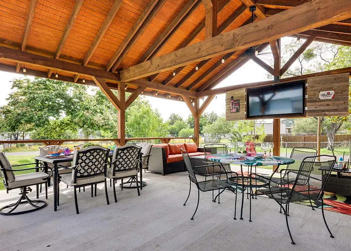 Lake Lbj Home: Putting Green, Pavilion & Fire Pit